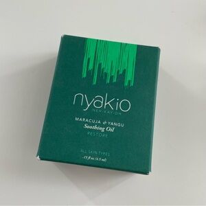 nyakio
NEH-KAY- OH
MARACUJA & YANGU
Soothing Oil Travel Size